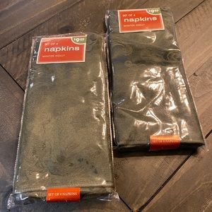 NWT Bed Bath & Beyond formal dining napkins - Xmas